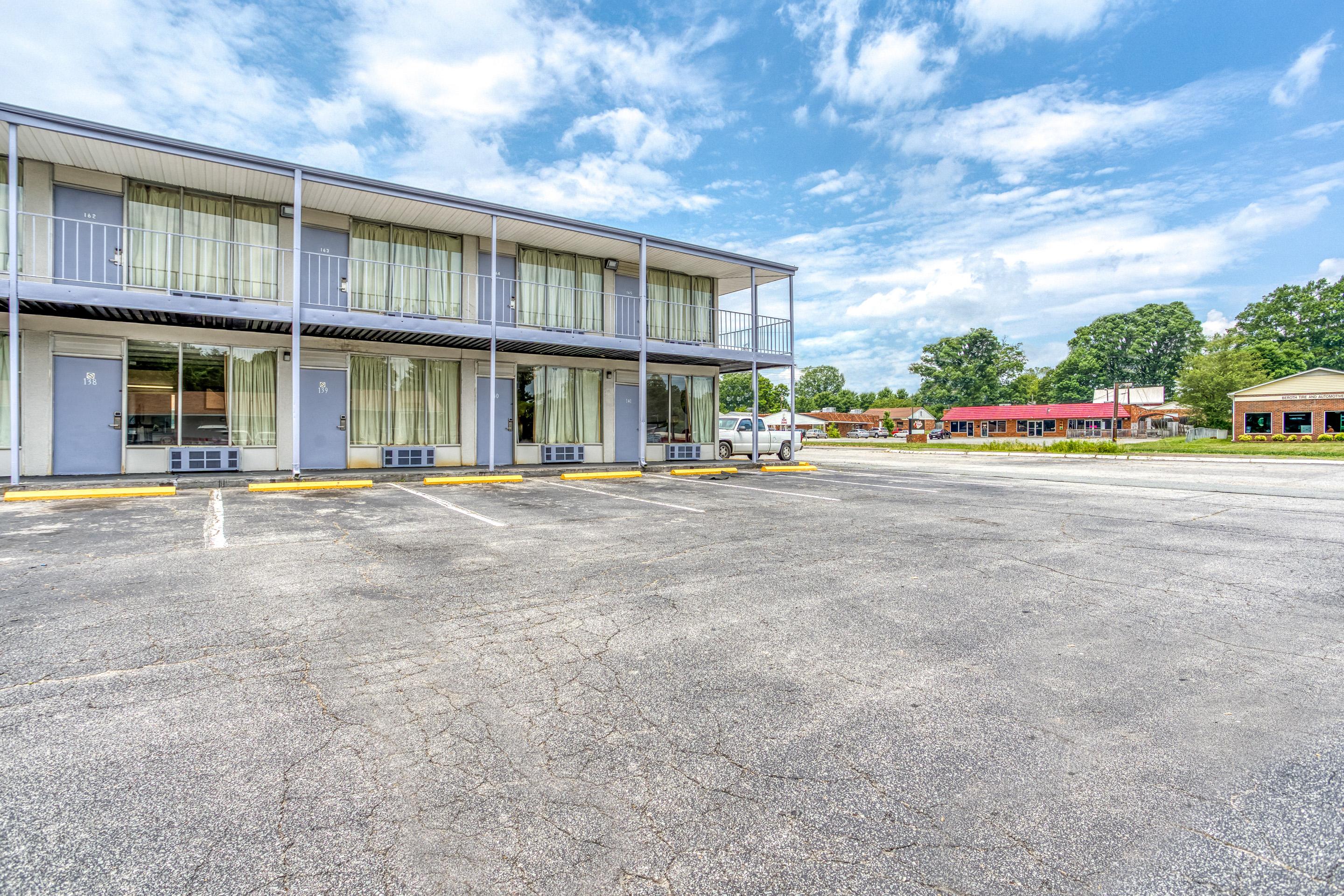 Oyo Inn Kernersville Bagian luar foto