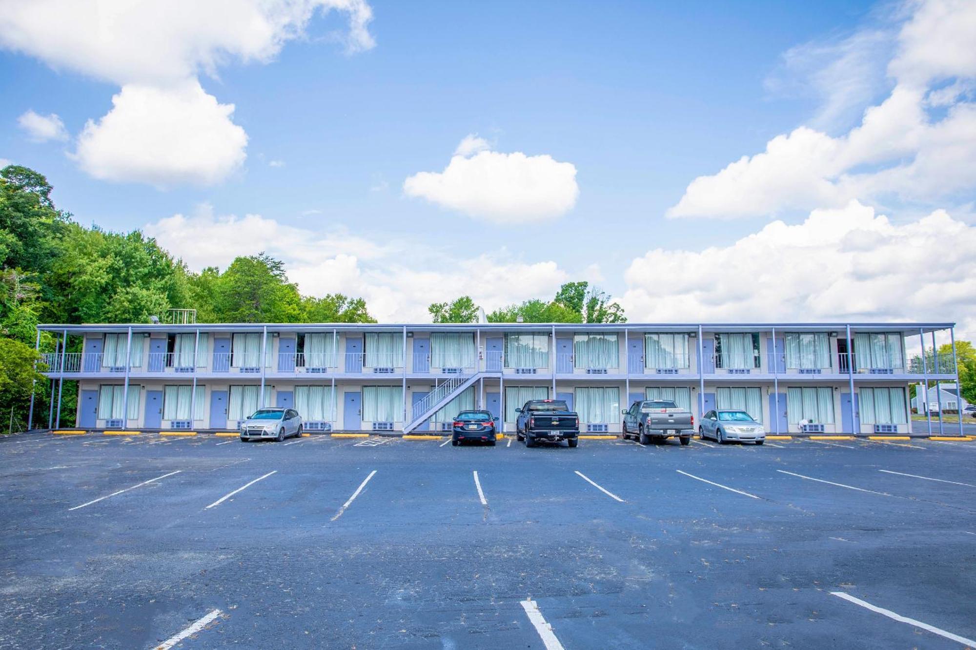 Oyo Inn Kernersville Bagian luar foto