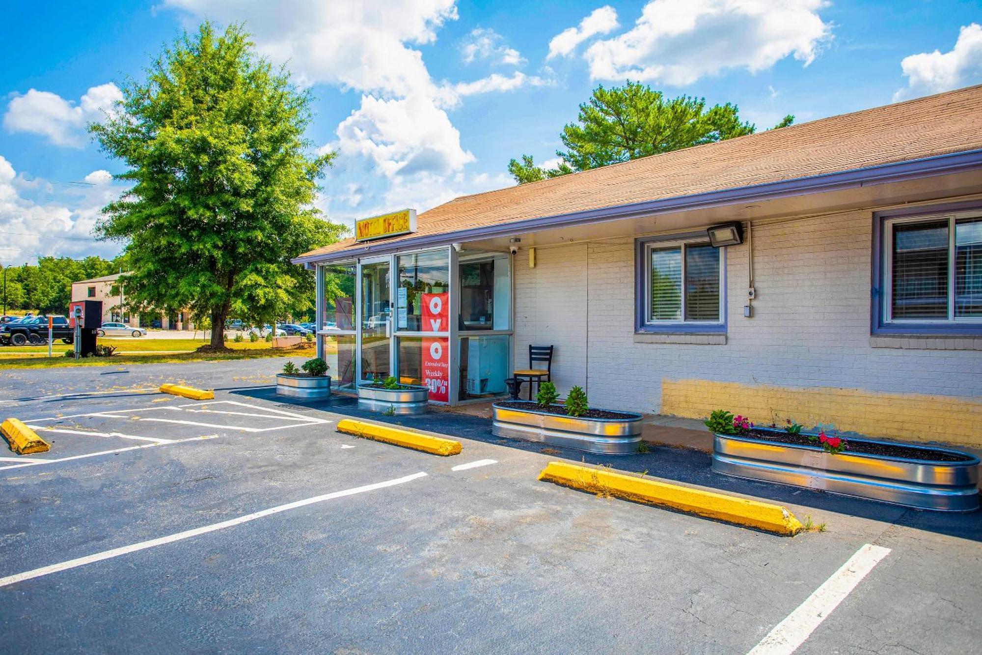 Oyo Inn Kernersville Bagian luar foto